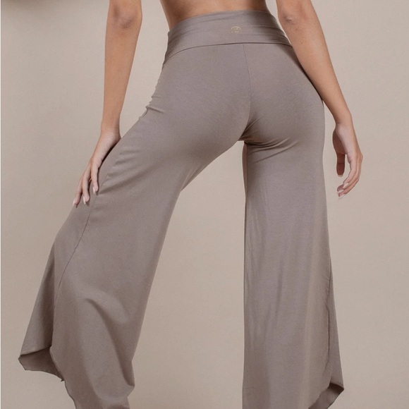 Layla Flares - Picture 2 of 3